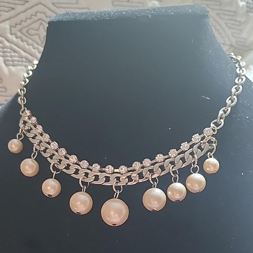 Elegant FASION Pearl and Silver TONE Necklace used $5 WITH bundle
